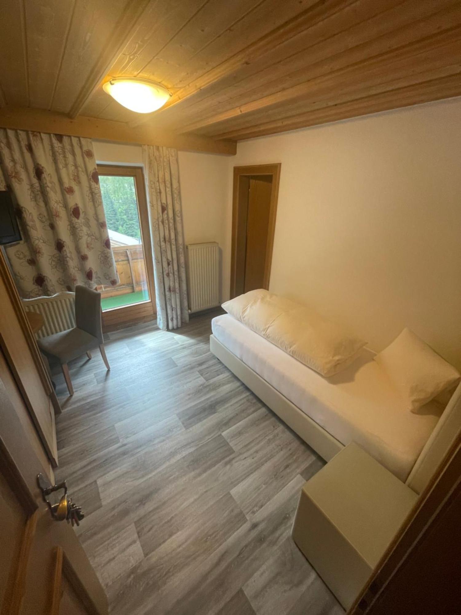Hotel Edi Замнаун Экстерьер фото