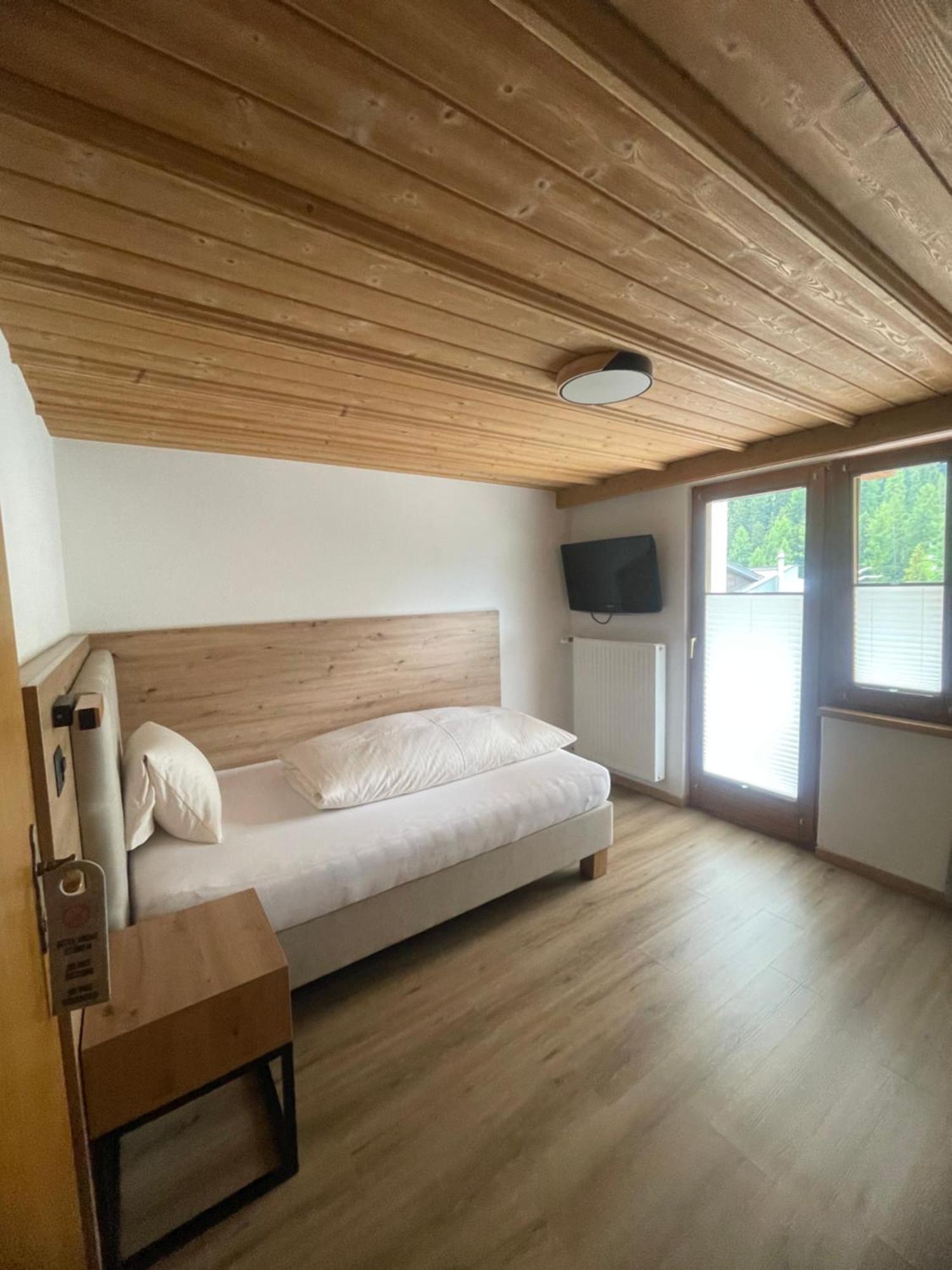Hotel Edi Замнаун Экстерьер фото